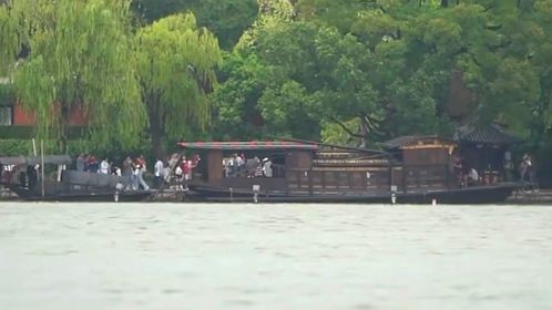 国庆首日嘉兴南湖景区游客激增，超万人次登岛游览，景区管理有序应对