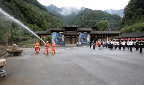 县消防安全标准化管理示范单位现场观摩会在十二背后双河溶洞景区召开